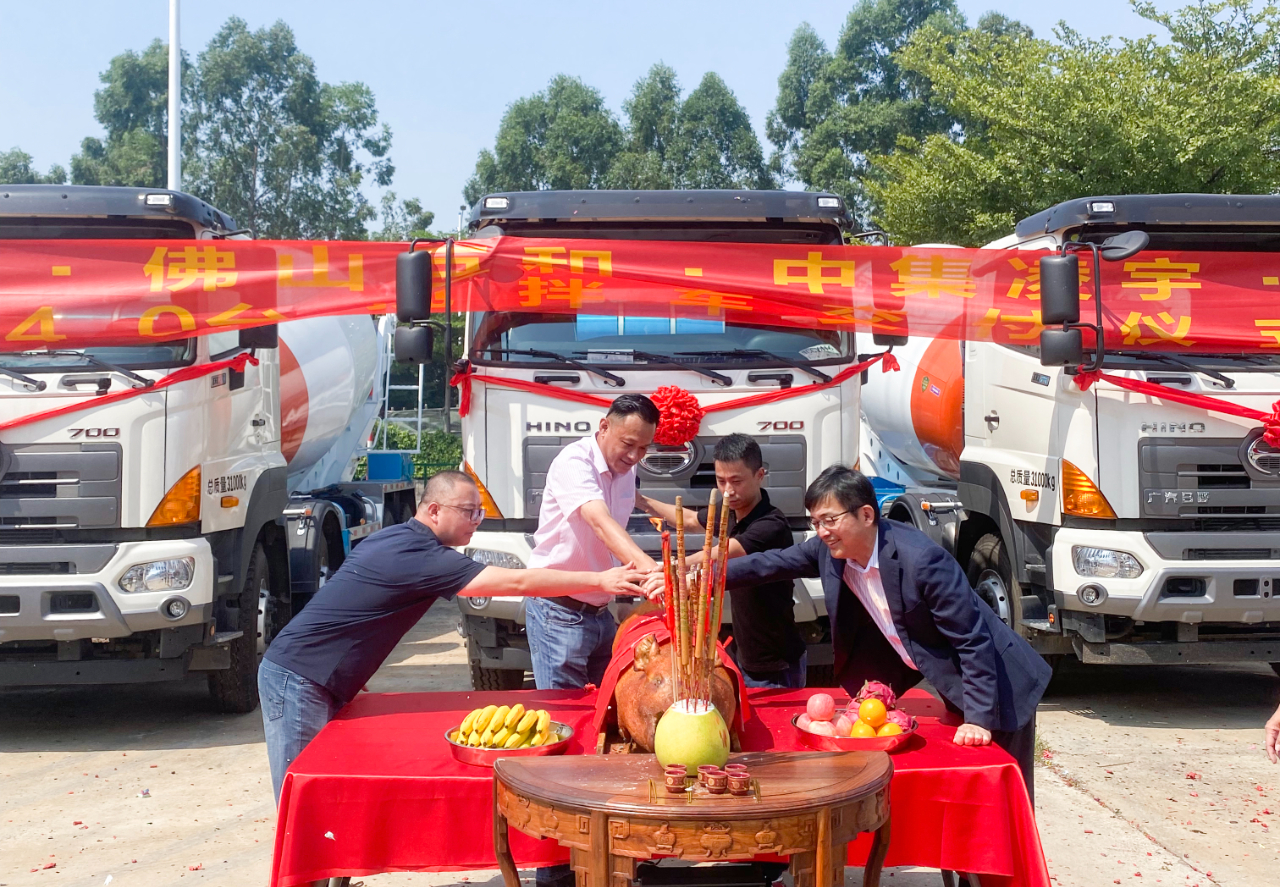 喜氣洋洋共相聚，40臺凌宇攪拌車交付大客戶！