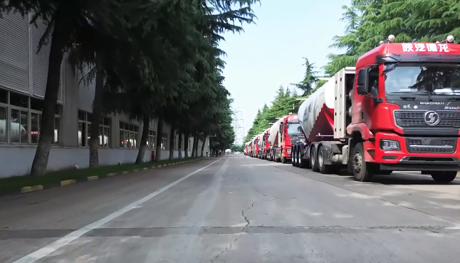 大單!100臺(tái)#粉罐半掛車(chē) 陸續(xù)發(fā)車(chē)，震撼#航拍